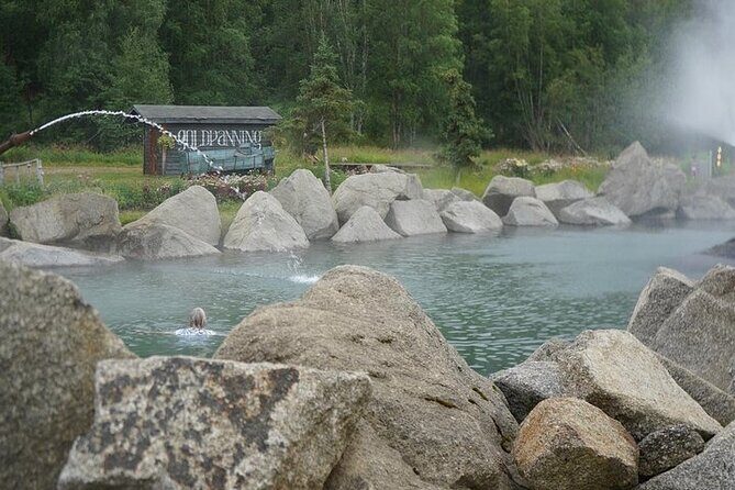 Angel Rocks Hike and Chena Hot-Springs Soak Guided Tour - Angel Rocks Trail: a short hike with real photo energy